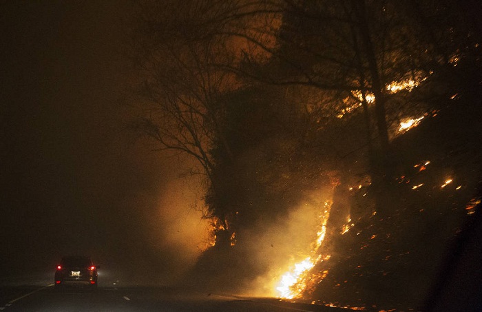 Officials say 3 dead in Tennessee wildfires 
